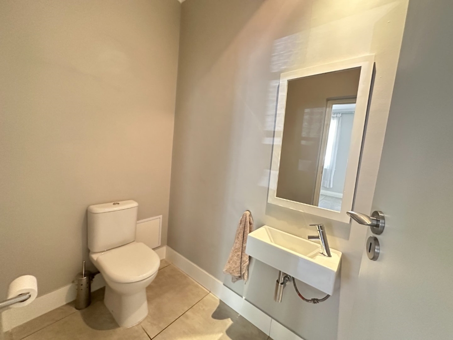 To Let 3 Bedroom Property for Rent in Green Point Western Cape